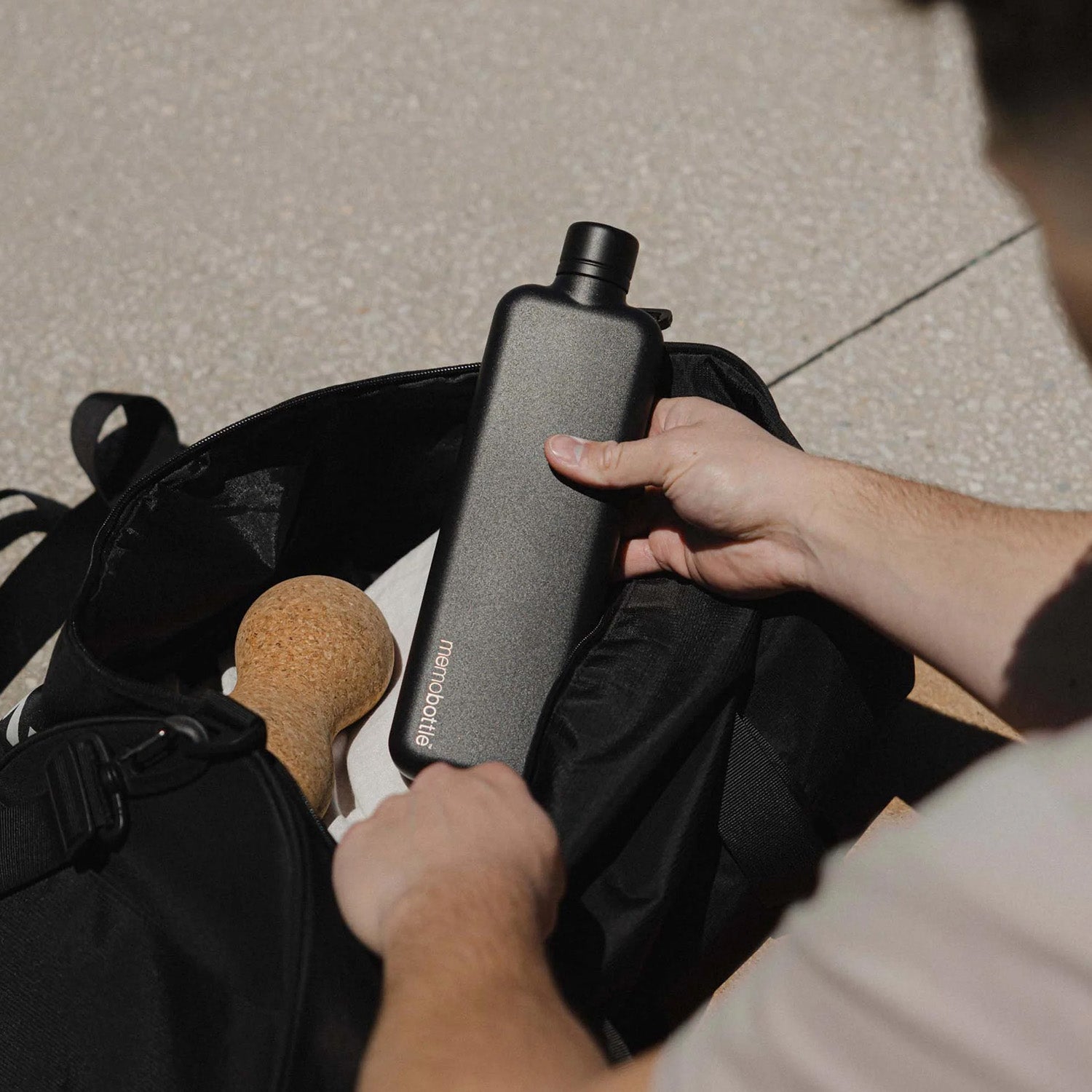 Memobottle Slim 消光黑不鏽鋼扁平水樽，為車用杯架與窄包設計客製化