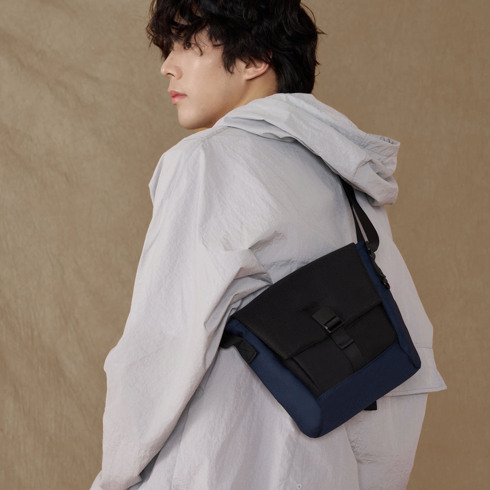 Hitch Small Crossbody Bag (Midnight)